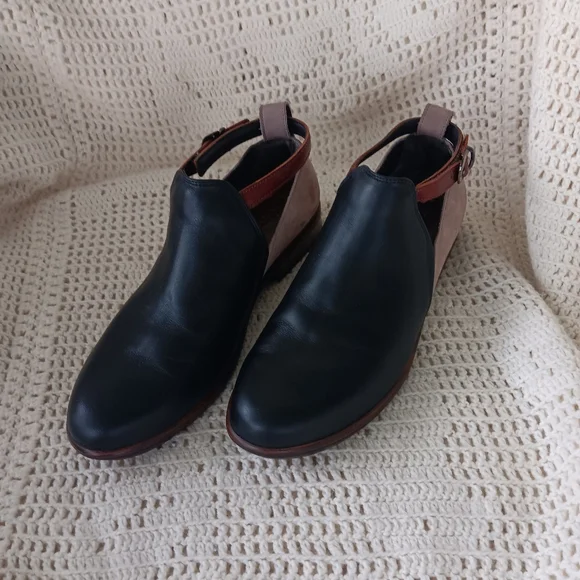 [ Naot Aura Kamsin Black Raven & Taupe Two Tone Leather Ankle Booties ] 39 | 8 - Picture 3 of 15
